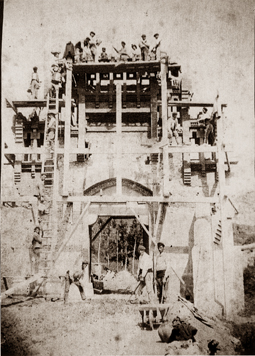 Construcción de la Portalada de acceso a la Universidad Pontificia. Hacia 1883