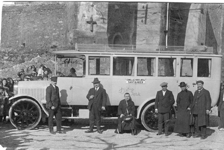 Autobús de la linea Comillas-Santander. Año 1930