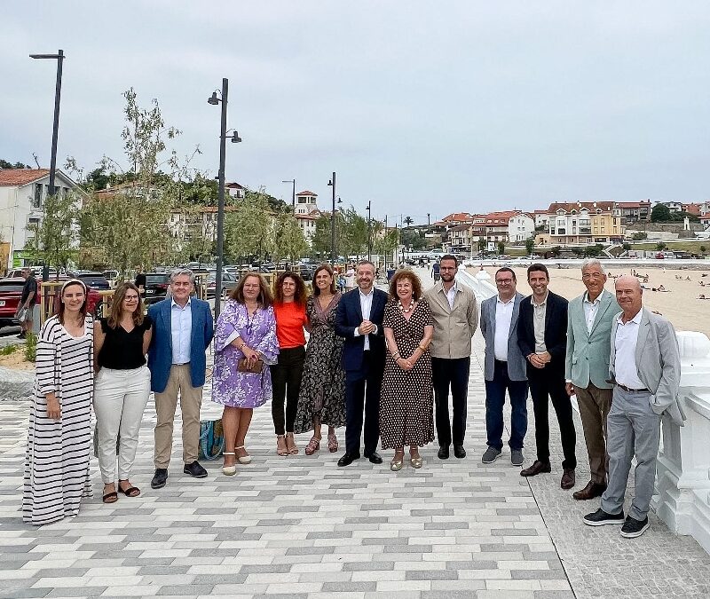 Comillas inaugura el nuevo frente marítimo tras las obras de urbanización y renaturalización del entorno de la playa