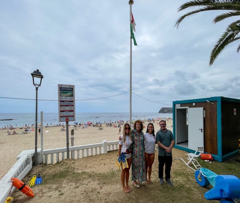 Comillas pone en valor la labor del servicio de socorrismo de Cruz Roja en el arenal del municipio
