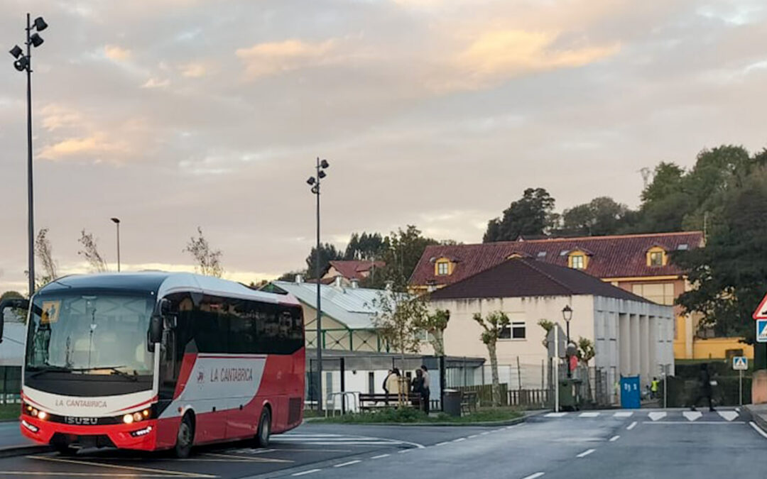El nuevo aparcamiento disuasorio de Comillas mejora la seguridad y la circulación en el entorno escolar 