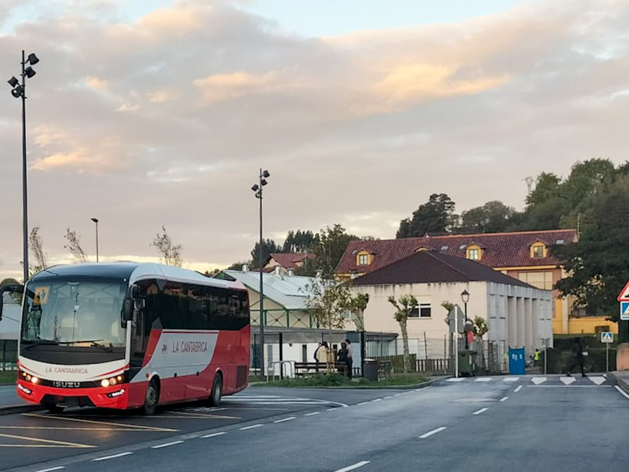 El nuevo aparcamiento disuasorio de Comillas mejora la seguridad escolar